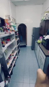 趁兄弟洗澡时，带兄弟媳妇到厨房开干，差点就被抓到！！！