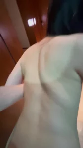 酒店门口开门后入，后来走到别人门口发骚淫叫