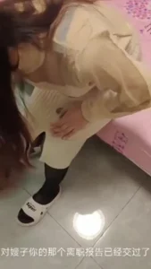 刚结婚三个月 给老公带绿帽 就被调教成母狗